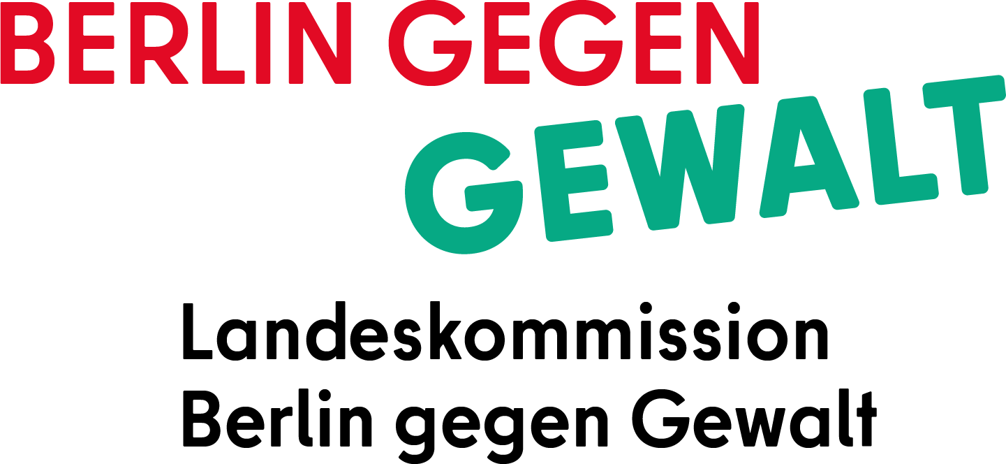 Logo der ‚Landeskommission Berlin gegen Gewalt‘: Links ein stilisierter Berliner Bär in einem roten Rechteck, rechts daneben ‚Berlin gegen Gewalt‘ in schwarzer Schrift und darunter ‚Landeskommission Berlin gegen Gewalt‘.